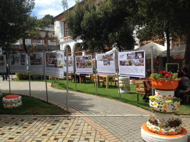 CarrotCity's tweet photo. A new Spanish &amp; English Carrot City exhibit is now open in Quito, Ecuador at Habitat III  https://t.co/ZH71BC1fdh https://t.co/boT3Z18WTo