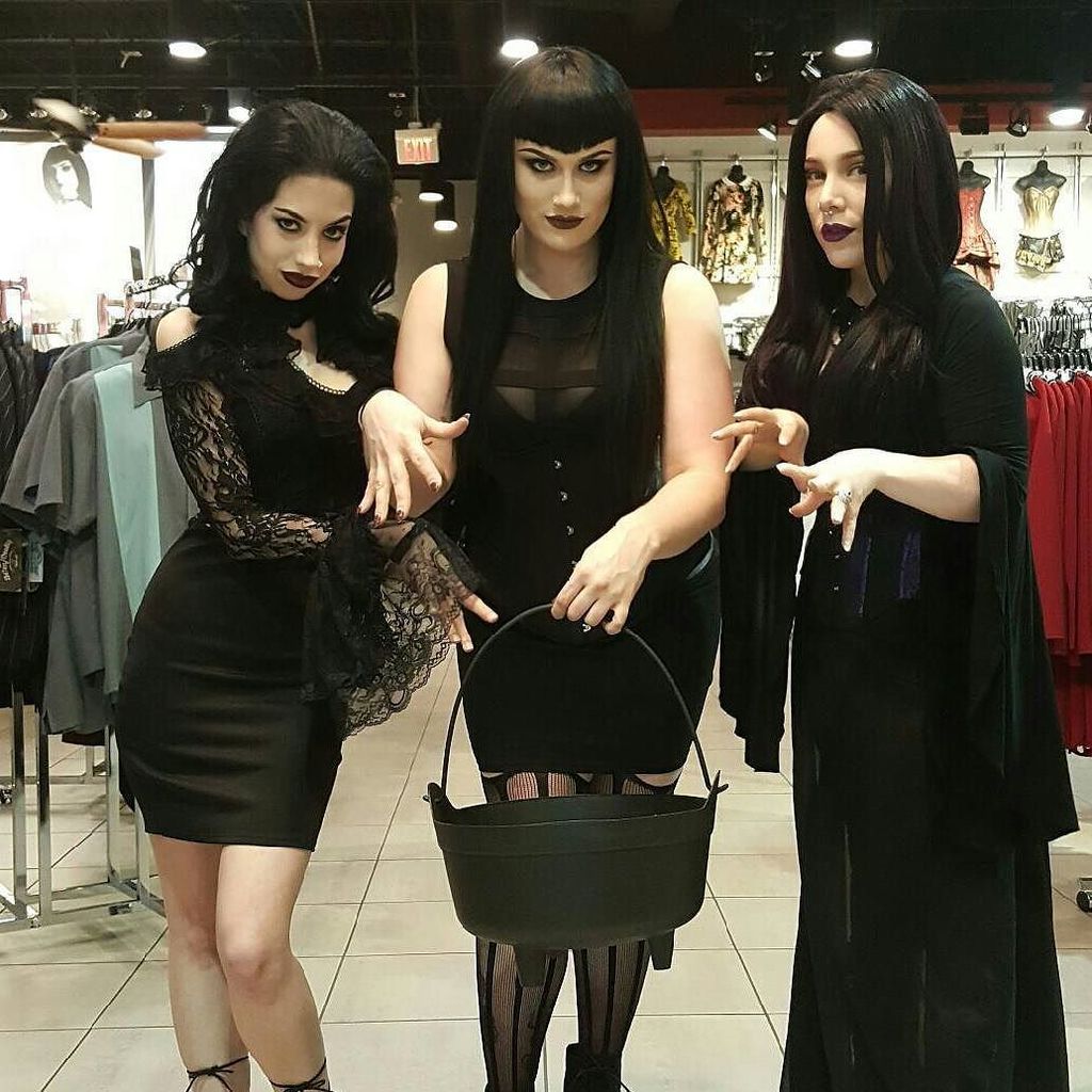 SC_Corsets's tweet photo. @carlislebrunswick @lulabeegoode @johannamoresco getting ready for tonight's #runwayhorror… https://t.co/6liTiXxOUX https://t.co/4jXwa2e0w2