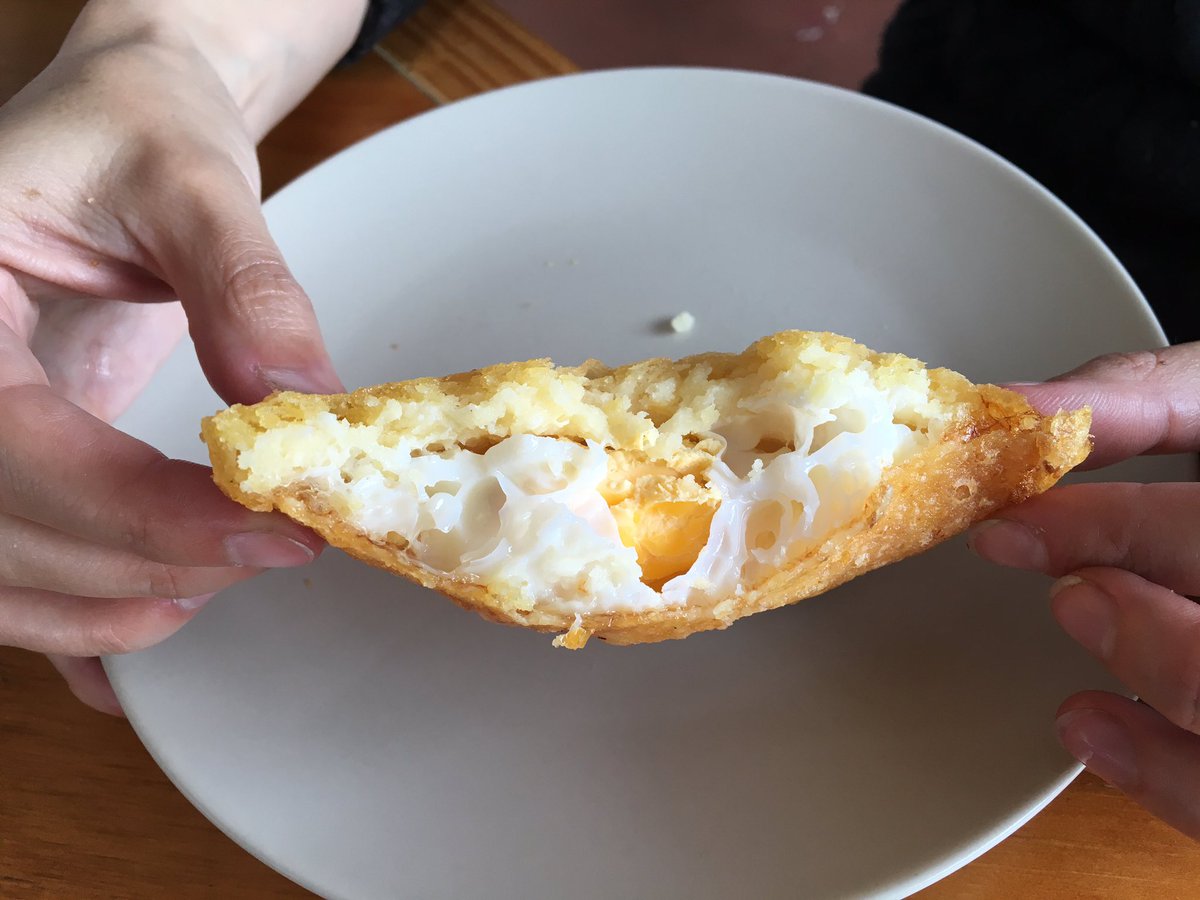 chenyuz's tweet photo. i predict Colombian 🇨🇴 arepa con huevo will be a hit in the US soon #eeeeeats #eggsgge https://t.co/PE7QGuKxc5