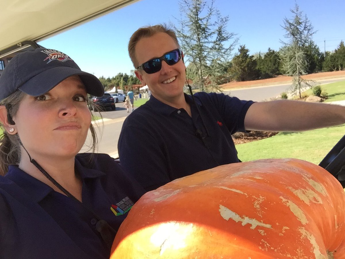 SomeCallMeE's tweet image. #EventMode includes driving around with a giant pumpkin on your lap. #WorkLife #StreetOfDreamsOK