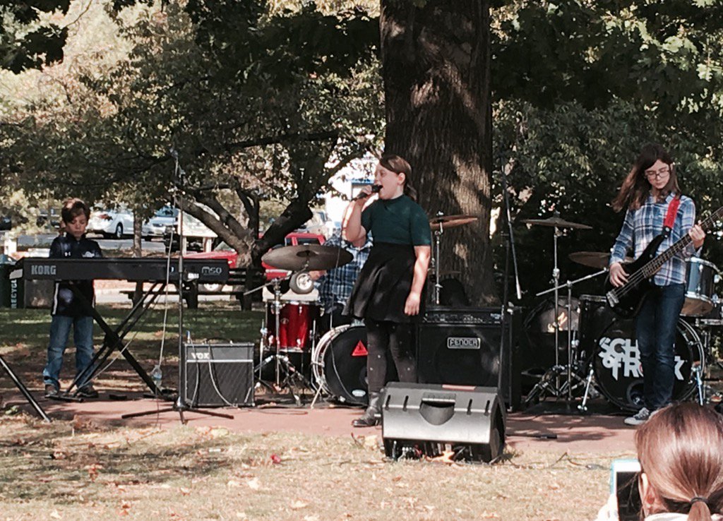 Sunday music in the park watching Alex #montclair #SchoolOfRock <a href="/mamacita1126/">Luz Miranda-Crespo</a> #liveandletdie