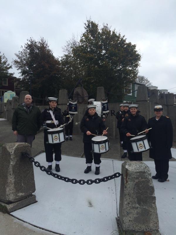 166SeaCadets's tweet photo. Tunes at the foot of Signal Hill @ANERunningClub #CapetoCabot2016 runners #finalstretch @cadetsca @AtlCadets @NavyLeagueCA @NavyLeagueNLDiv https://t.co/iYPfhb4xwn