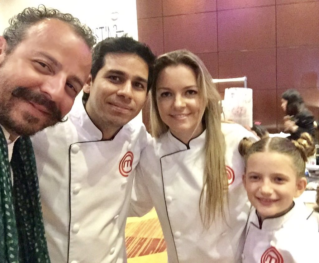 benitoysolange's tweet photo. Siempre me da gusto encontrarme a la familia #MasterChefMX 🤘🏽🍏 #WorldTastingVillage https://t.co/Zt68bSEgEg