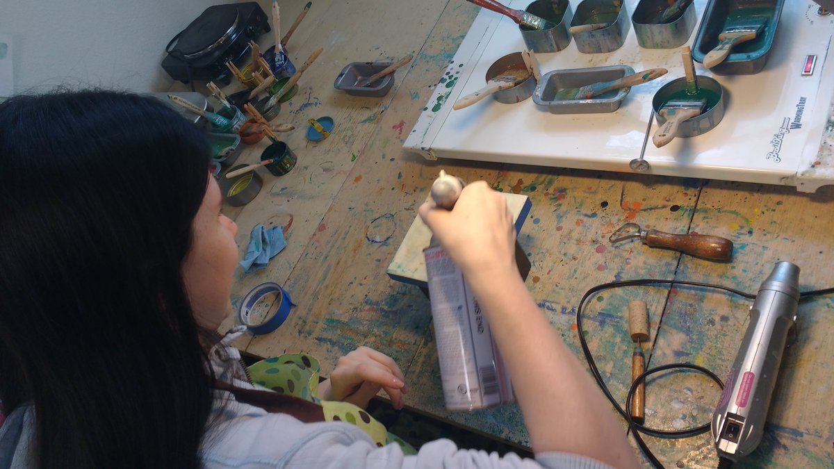 Chantel_Greene's tweet photo. I've LOVED working w HS intern Carling during #pdxos! She's been working hard on her first #encaustic piece.
Swing by &amp; we will show you! https://t.co/54CHdZpN4V