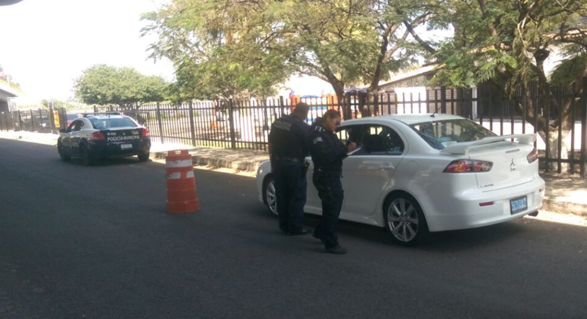 Con la finalidad de inhibir actos delictivos #SSPMQ implementó punto de revisión vehicular en el Blvd. de Las Américas.