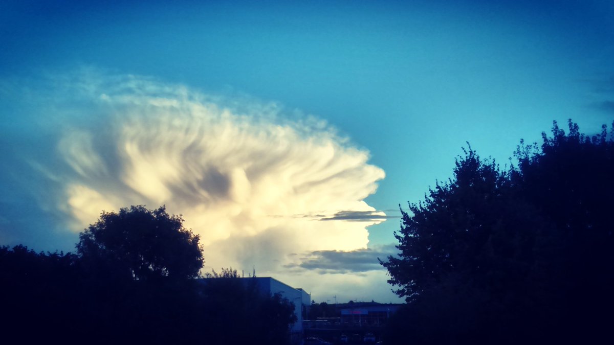 girlnamedsusan's tweet photo. Splash cloud! #photography #StormHour https://t.co/sNpfOnPHfJ