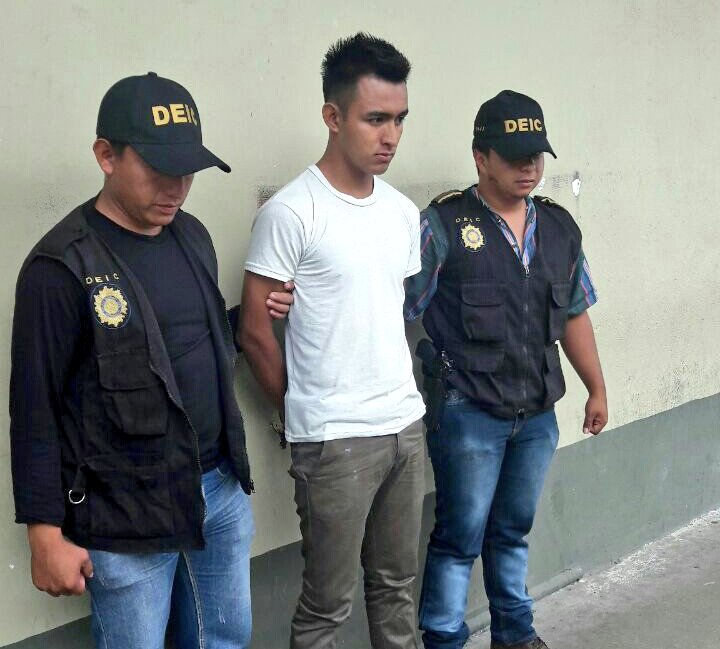 Sin_censuragt's tweet photo. #URGENTE 
Manuel Alexander Tiul, de 21a fue capturado en Jalapa acusado del delito de violación. https://t.co/woF8QfqsA6
