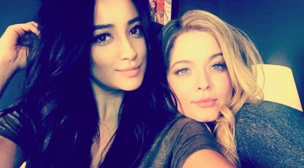 PLLonMax's tweet image. We are LOVING this #Emison photo from #BTS on the #PrettyLittleLiars set! 😍 (via @SashaaPieterse)