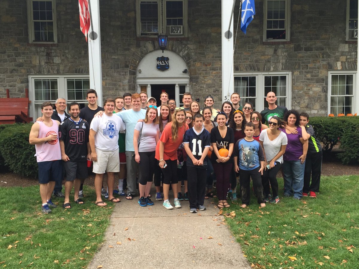 TeamHowe05's tweet photo. Such an amazing day with these amazing people. We love you all!! https://t.co/NE9YEXTuNB