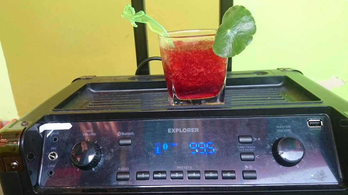 omardbe's tweet photo. Escuchando a @Eme__Ge @gabrieldiberna desde la expoferia por @99Punto5 acompañado de un vodka de mora natural granizado https://t.co/13xi2pCbAD