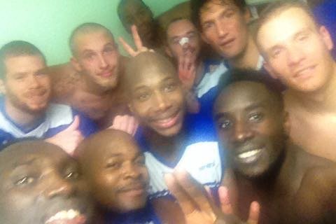 RodrickTetai's tweet photo. Victoire contre #StleonarddAngers. Selfie d'équipe #Paysdefougéresbasket. #Nationale2 #PouleB #66/64 https://t.co/kbr2faVNnZ