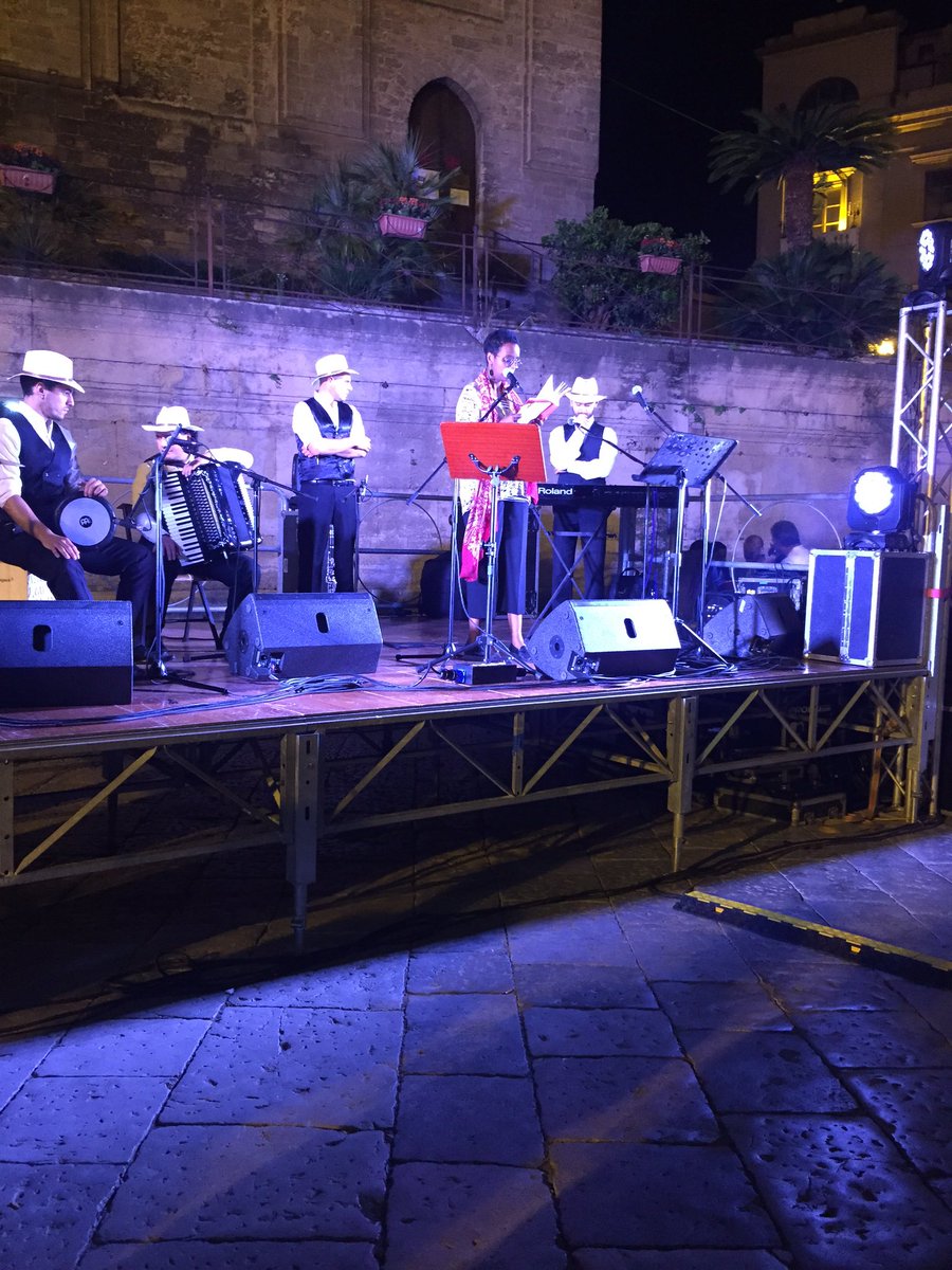 FLM_Palermo's tweet photo. Igiaba Scego legge la sua poesia #flmpa2016 #poetryslam https://t.co/rjBrl4fYIN