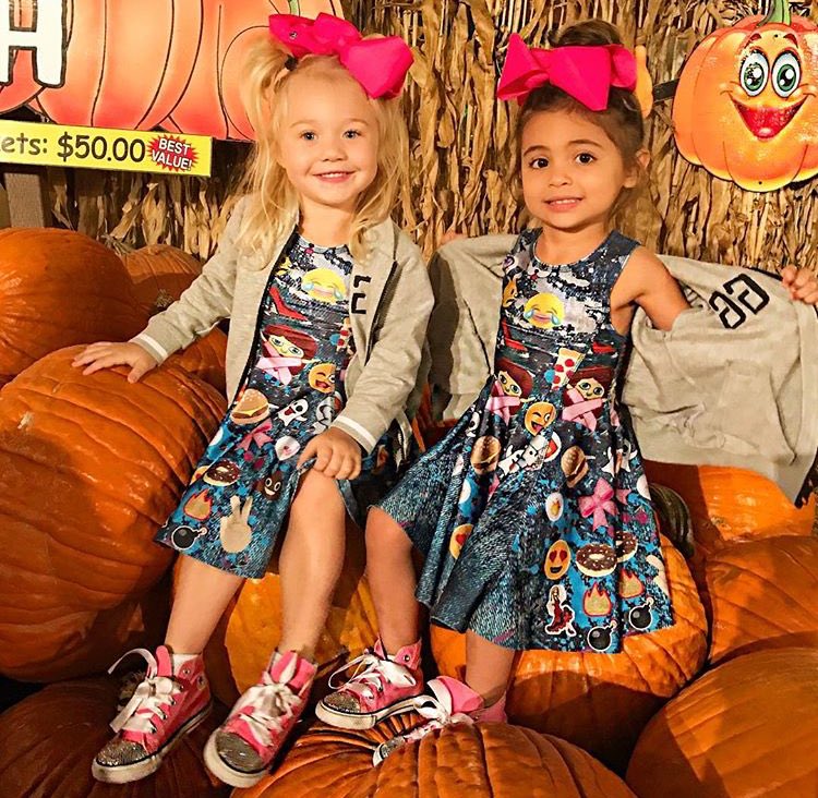foreverand4ava's tweet photo. The cutest pumpkins in the whole patch!🎃 @avamariefoley @everleighroses https://t.co/rxYkNMxfuv