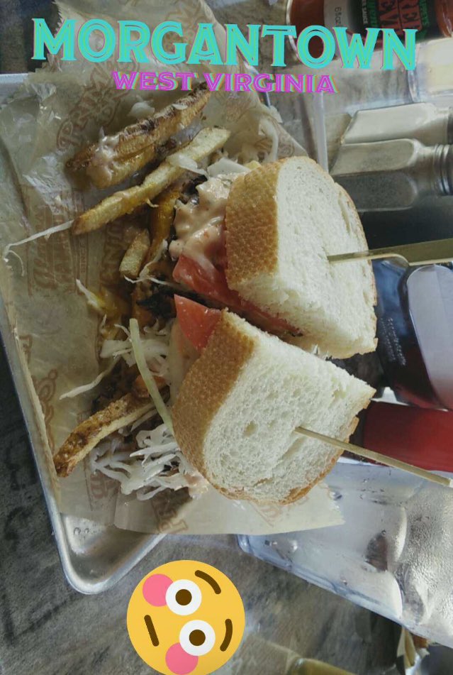 UMDclubtennis's tweet photo. We like our bread to meat ratio 3:1 #GetBread #BreadIsLife #VeggiesOptional #TOCMAS #TennisOnCampus https://t.co/Qpe3bBhbZV