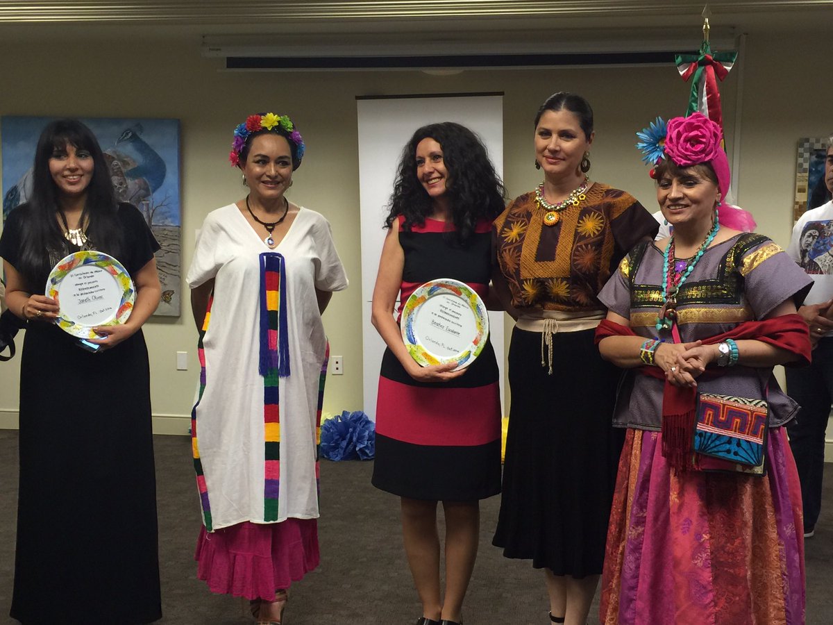 isabelaguilera's tweet photo. Con los escritores reconocidos por el @ConsulMexOrl, el Cónsul @rnicolasv y a María Emma Fernández de Tertulia 4 Gatos @tatianawoolrich https://t.co/5AzGcKqOlF