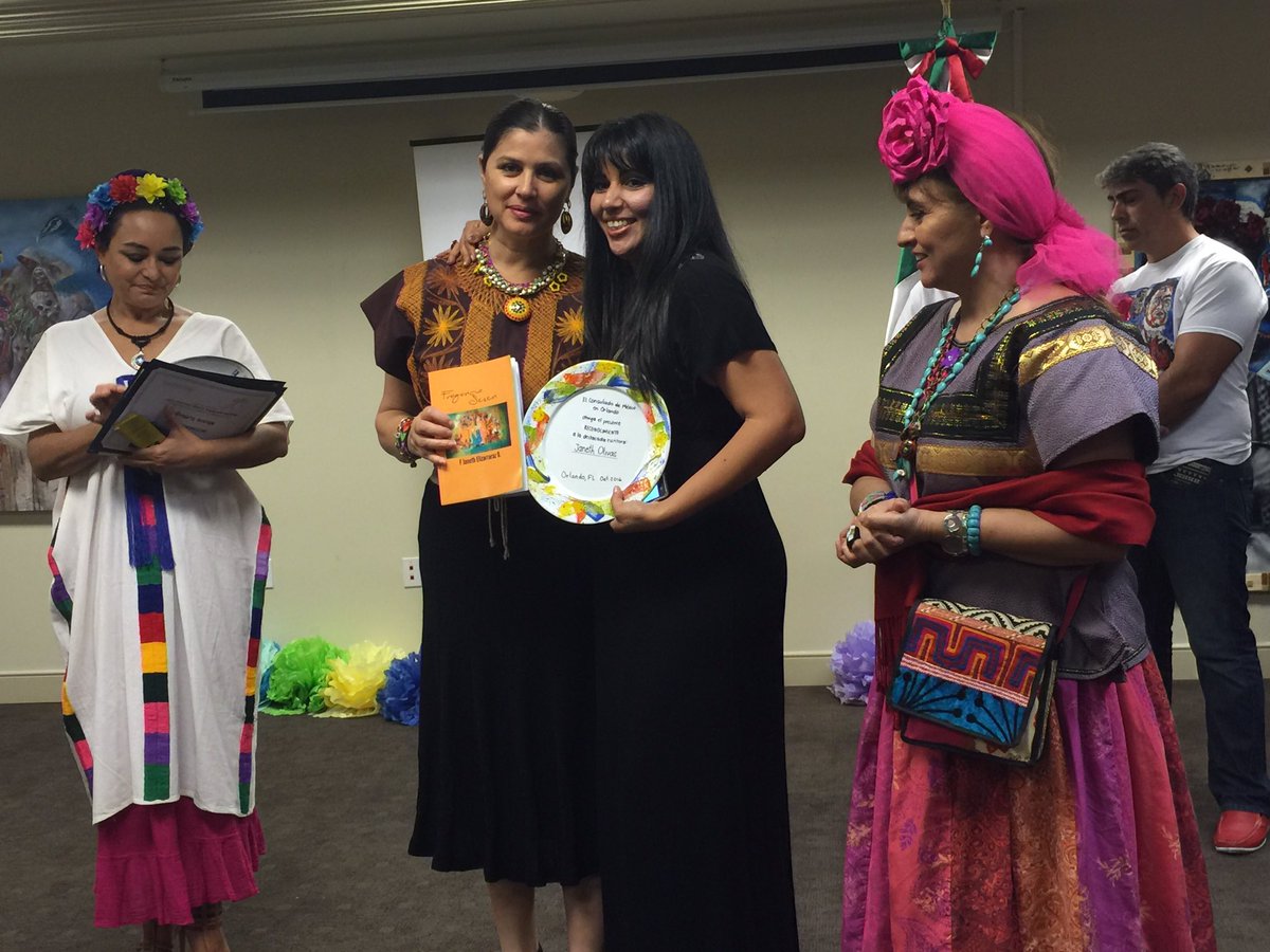 isabelaguilera's tweet photo. Con los escritores reconocidos por el @ConsulMexOrl, el Cónsul @rnicolasv y a María Emma Fernández de Tertulia 4 Gatos @tatianawoolrich https://t.co/5AzGcKqOlF