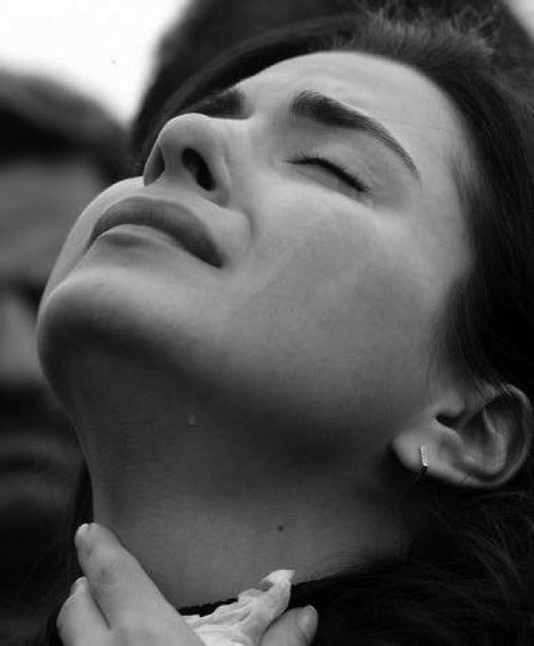 err_4e's tweet image. تلك الغصّة التي تشعر بها في حلقك عندما تبكي تأتي بسبب اتساع الحنجرة خلال البكاء لتأمين دخول اكسجين كافي للجسم