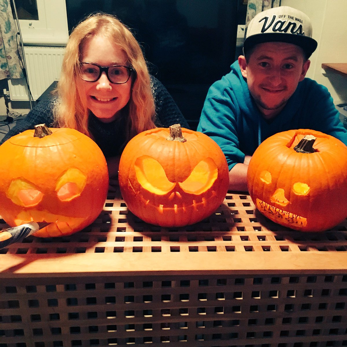 fergie198's tweet image. Over pumpkin carving @JordanLockyer @gillespiejag &amp;amp; I had an #O2SmallTalks. They now know how to be #safeonline this #halloween #O2 #NSPCC