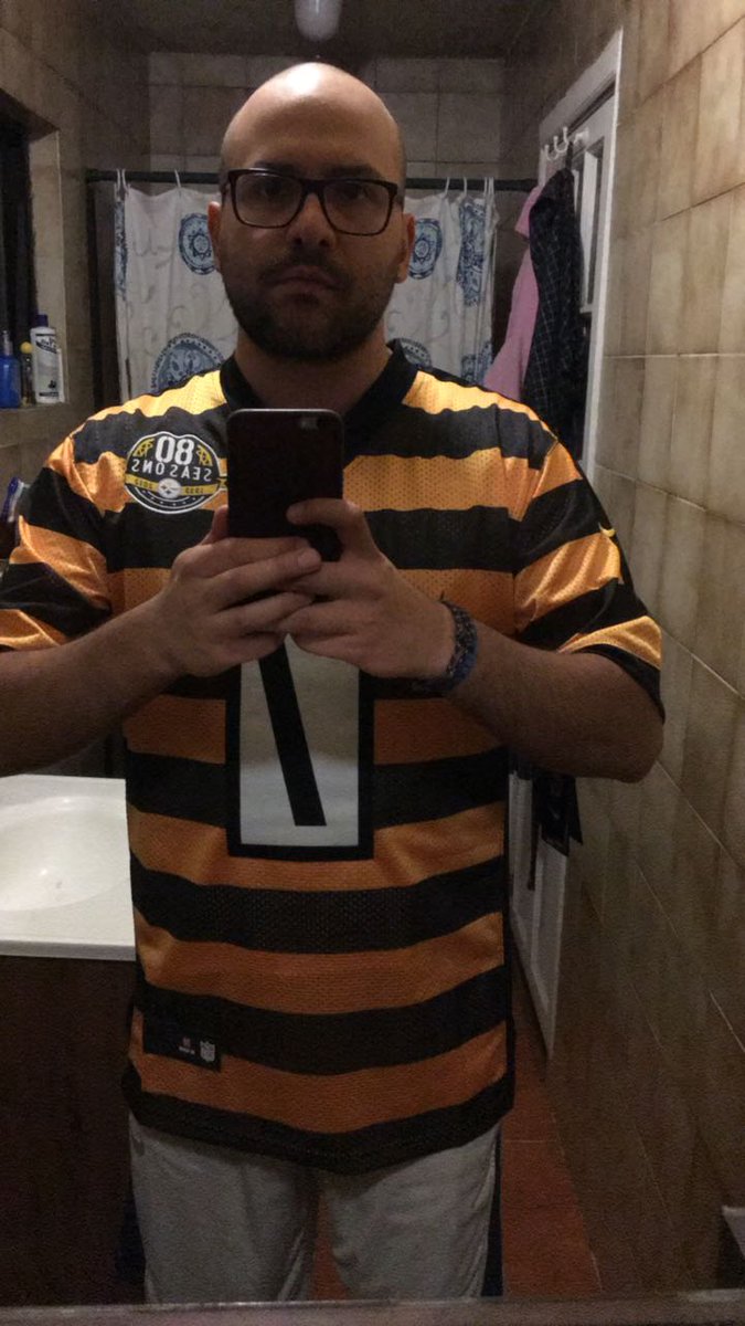 sandu13's tweet photo. Mi amigo Mundo Candidato Triste x el acero @TD_Deportes #SoyFanNFL  detras de su cortina pobre @LeyesDelDinero @StefanRacotta https://t.co/n4ETapUrmh