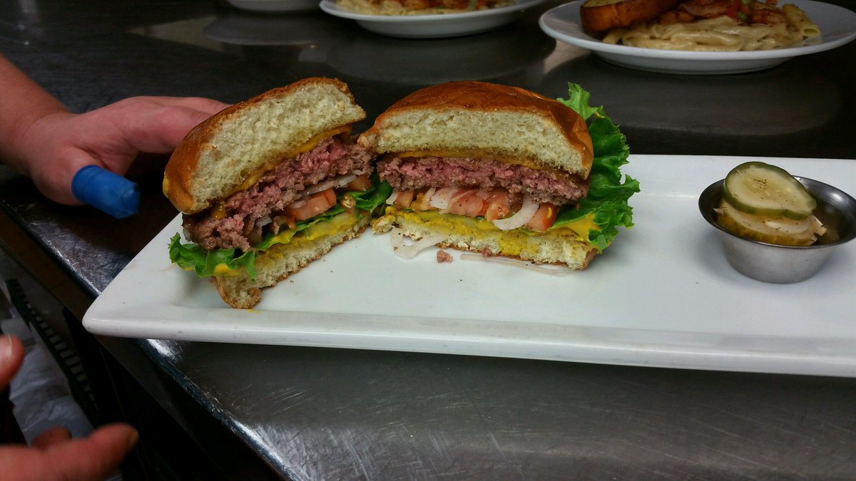 MullinsJenifer's tweet photo. Chilis Carlsbad making great burgers #ohsojuicy @RickDarancou @hasquet https://t.co/KG5Ey5dXAC