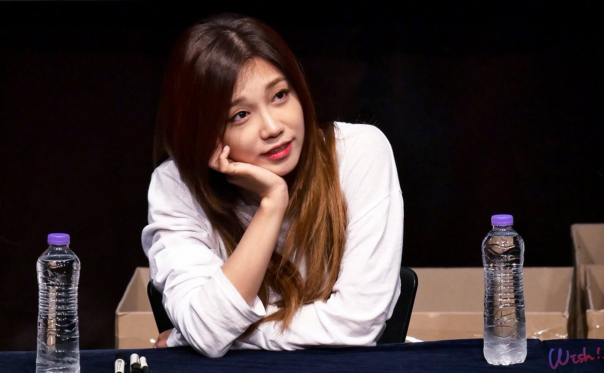 wish523944's tweet photo. 161002 #Pink_Revolution 강남 팬사인회 #정은지 part1 https://t.co/pdyh1RFbnz