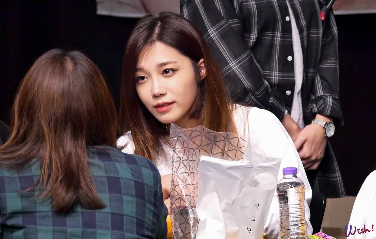 wish523944's tweet photo. 161002 #Pink_Revolution 강남 팬사인회 #정은지 part2 https://t.co/tcxVu1mm6Z