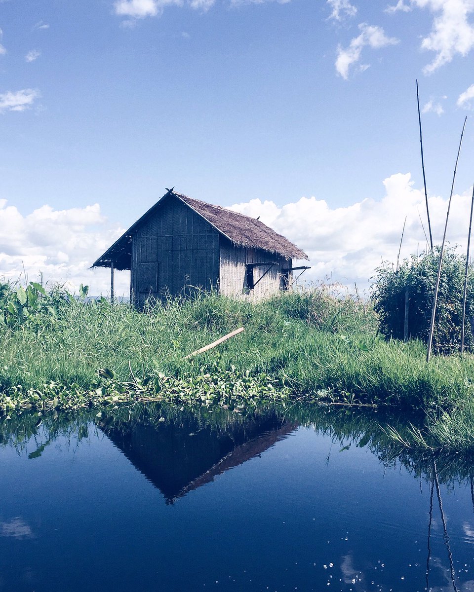 AliceVMeerbeeck's tweet photo. On Inle Lake people live in these wooden houses on stilts, made of woven bamboo. Wonderful! 💙
#inlelake #myanmar #travel https://t.co/wlLLbtJExb