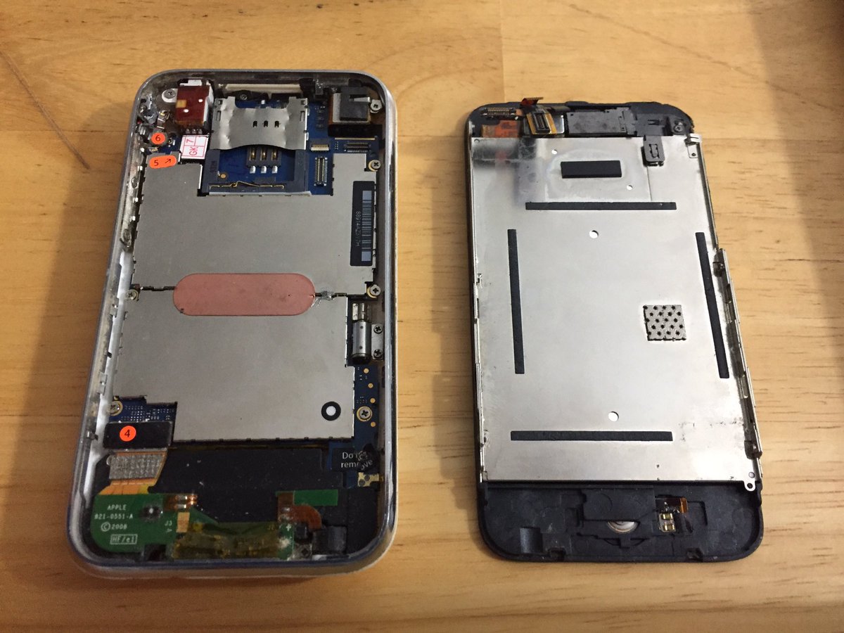 ikigaitraveljpn's tweet photo. no siempre hubo orden en el interior de un iPhone.
(interior de un iPhone 3GS-2008)
#InsideBits https://t.co/JqLpdvxL73
