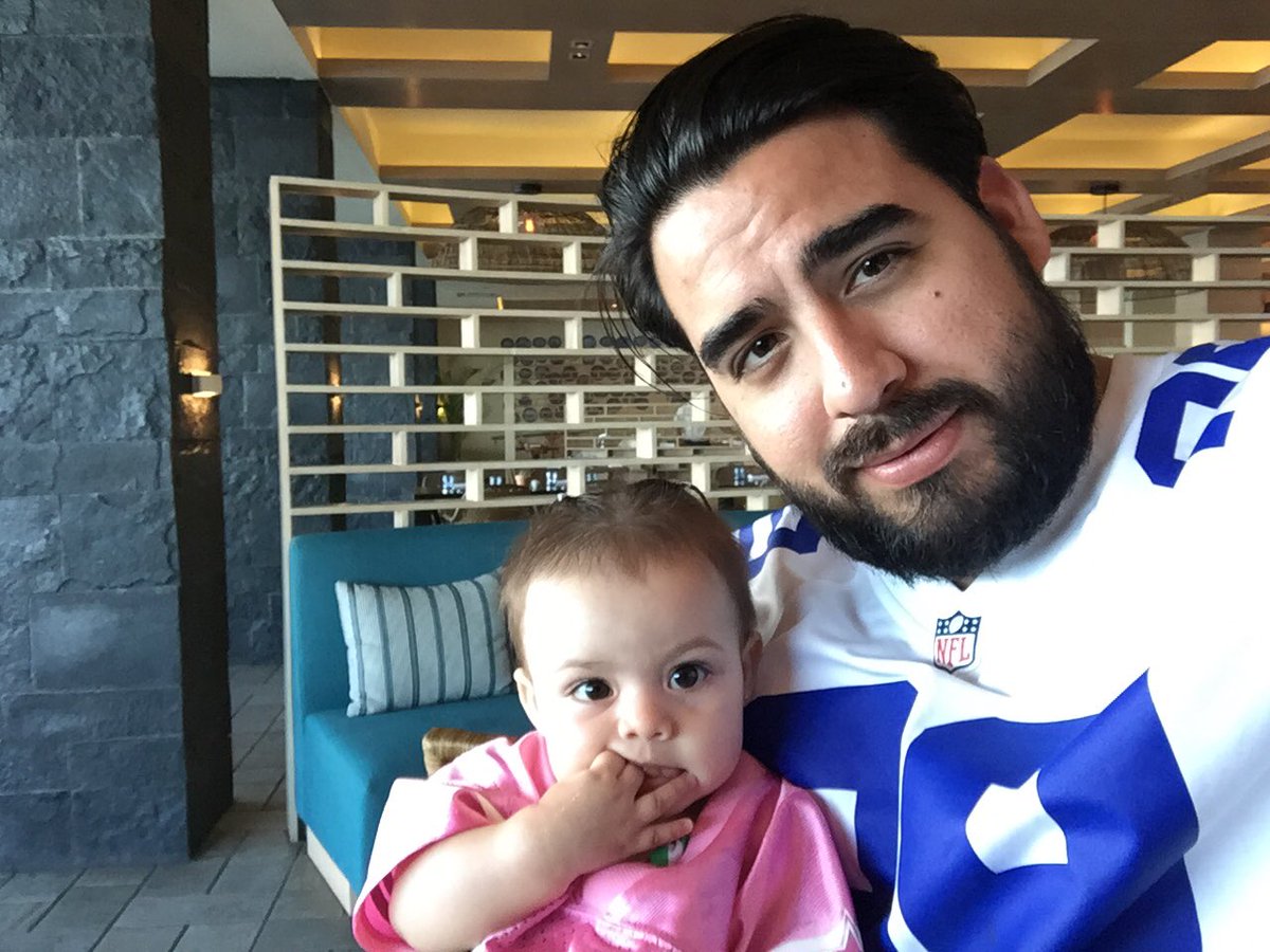 emtzbaena's tweet photo. #SUPERFANFL @dallascowboys #ENPLAYA DISFRUTANDO DEL PARTIDO #DALvsGB CON MI LA #FAMILIA @emtzbaena https://t.co/W9DAegNxvb