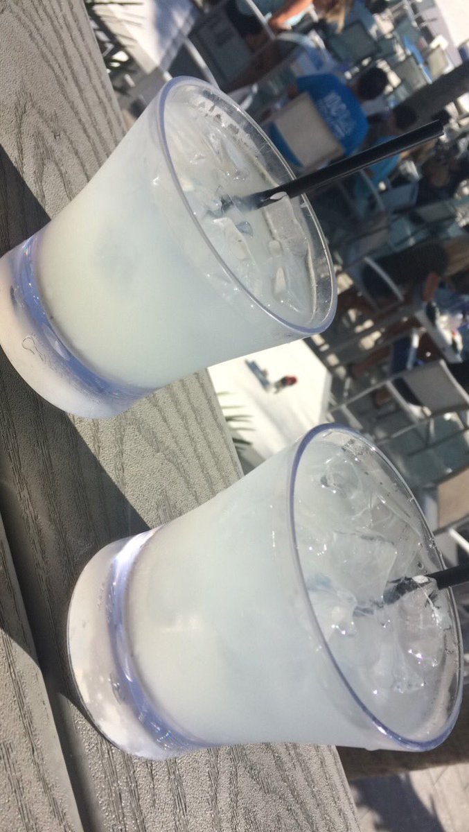 BrilliantBrice's tweet photo. #DoubleFistingDrinks https://t.co/aQyTl8rtyh