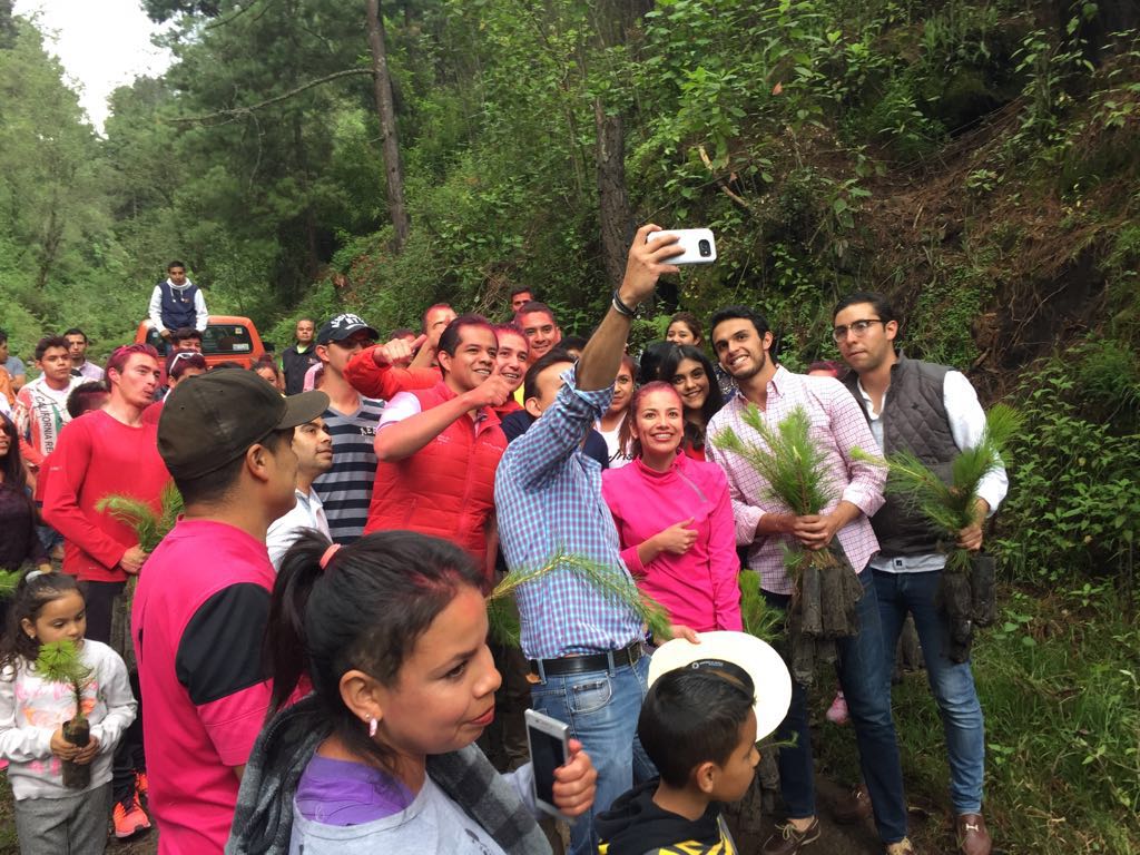 JosueEnriqueV's tweet photo. En #CoatepecH tierra de @Gerardo_Hdez_T con @AdrinOlmos3 y la #FamiliaRJxM #REDforestando #LRMF @carlosiriarte_ https://t.co/fSo1PPbWVC