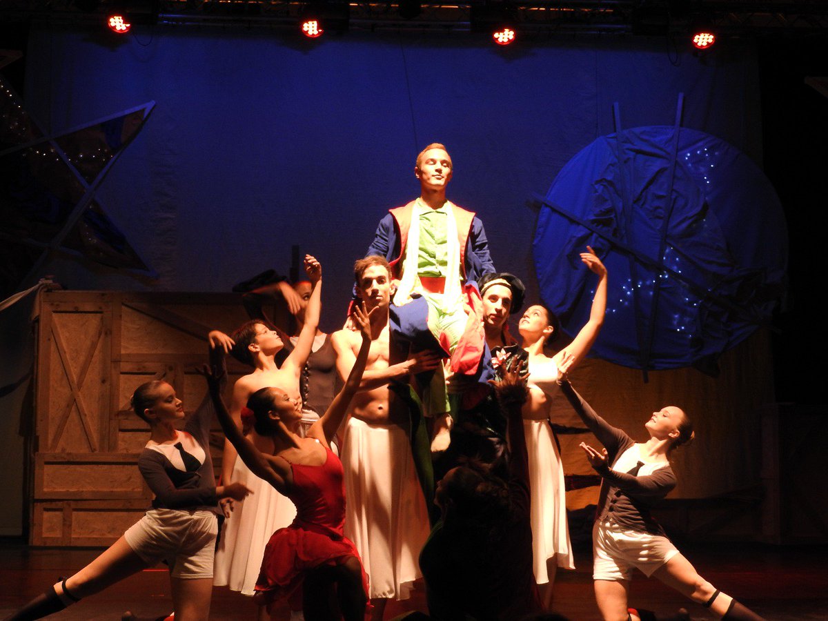 fundacioxarxa's tweet photo. Cloenda #FIET2016 @saxerxadeteatre  espectacle de dansa @Pasodos1 versionant #PetitPrincep espectacular i emocionant https://t.co/2NLSVuLZqZ