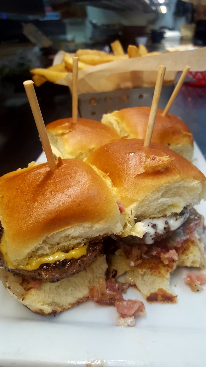VThomaspowers's tweet photo. Wow! Look at these burger bites #MasteringTheBasics @OpryMills #BringIt https://t.co/297nJQKghO