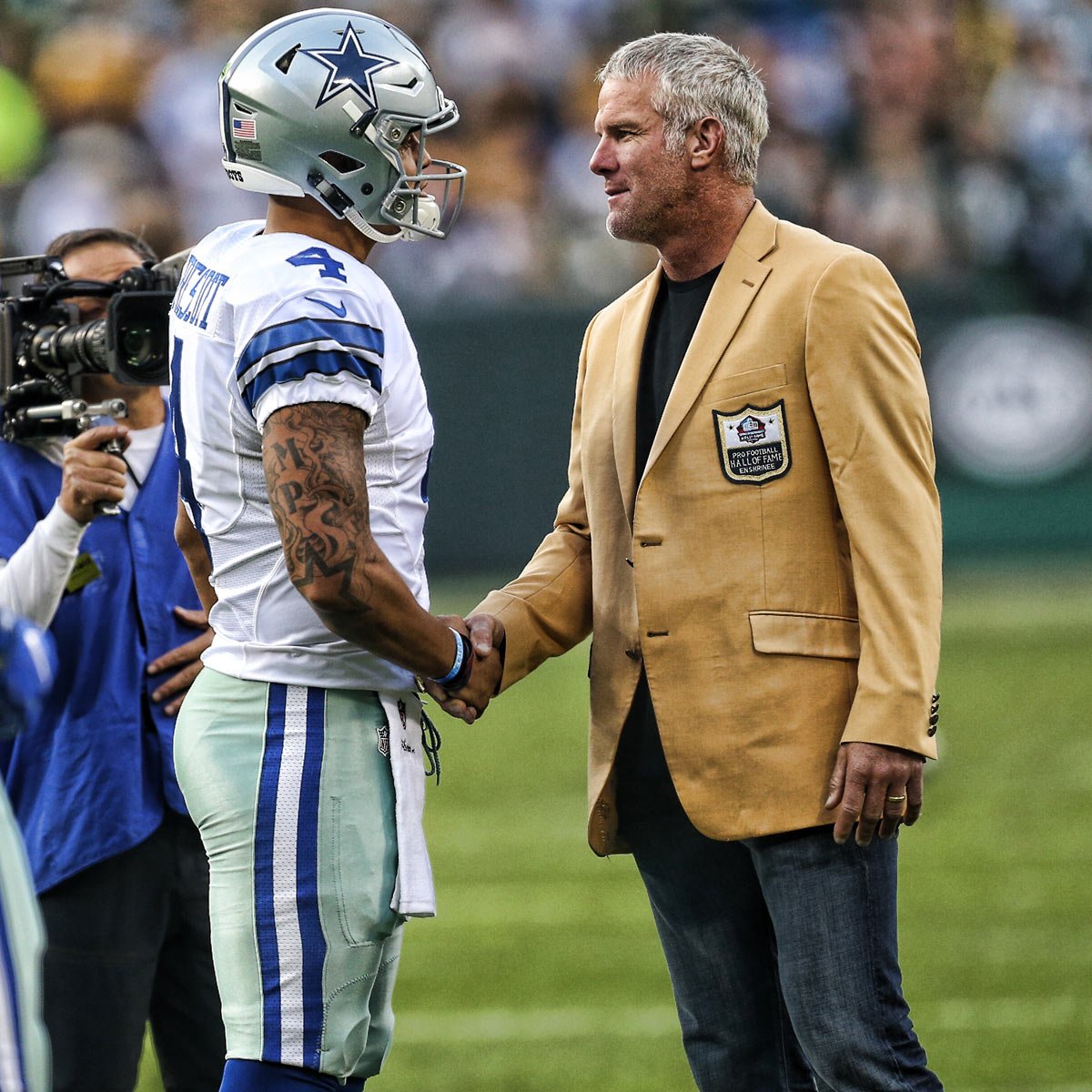 NFL's tweet photo. Rookie. Legend.

Nothing but respect. 💯 #FootballisFamily https://t.co/gmuoxPXHLZ