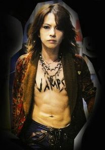 Anemone_2000's tweet photo. I love HYDE tried so hard to be a badass vampy rock star, because he always looks like a hot groupie, actually. #VAMPSLIVE2016 https://t.co/kABS1zZr89