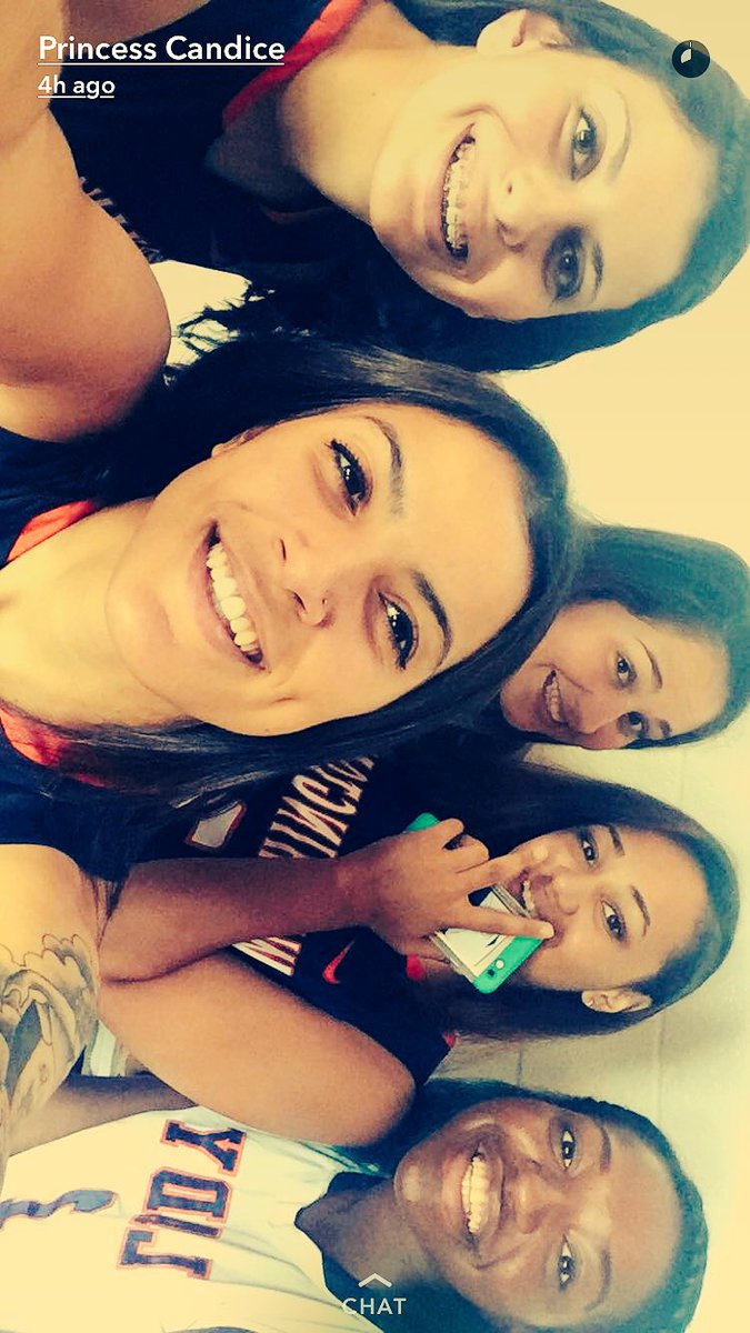 chynnatizown's tweet photo. Love the gang 🤘🏼💖🏀 #Ladyshock https://t.co/rQe77KblFB