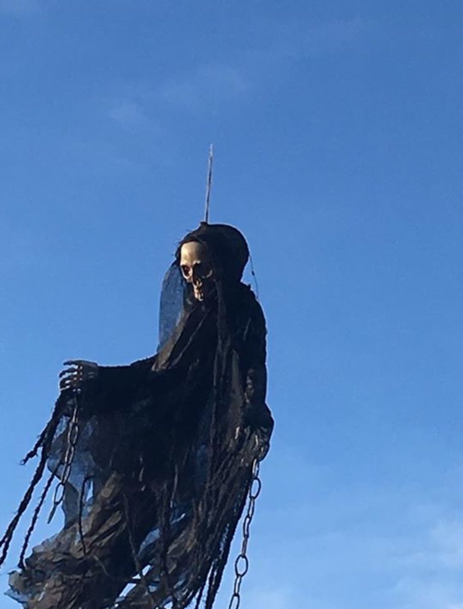 cruegr's tweet image. ...so my uncle got a drone now he&apos;s fucking with people😂😂😂