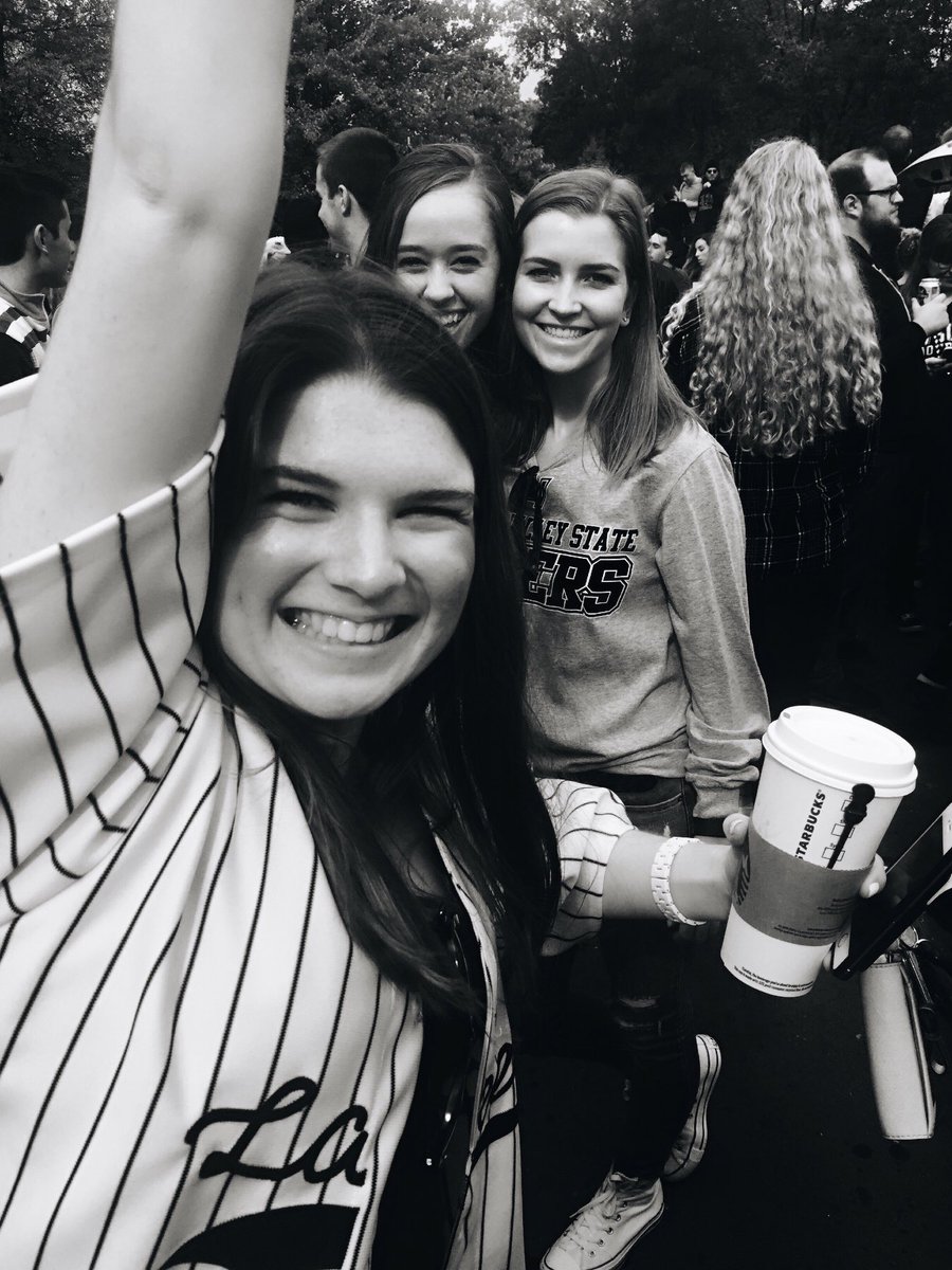 brookeblind's tweet photo. Look who came to visit yesterday!! Thank you girls for making a trip to GVSU 💙 https://t.co/8XNsEZkrlC