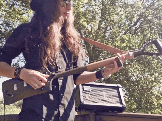 This Guitarist Has Took Shovel In His Hands And Became Popular Over Night - incredibleworld.net/2016/10/this-g… <a href="/IncredibleWorld/">IncredibleWorld.net</a>