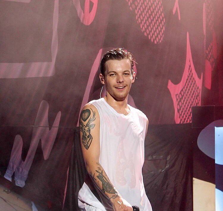 hazza_stats's tweet photo. I love you little ray of sunshine  #louisfav https://t.co/b5AoZY733C