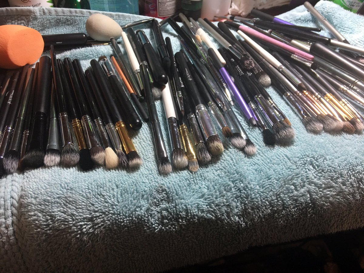 jennaccombs's tweet photo. Cleaning your makeup brushes is like going to the gym. You dread doing it but feel so satisfied after you're done. #makeupbrushes https://t.co/KFTpBJMZYw