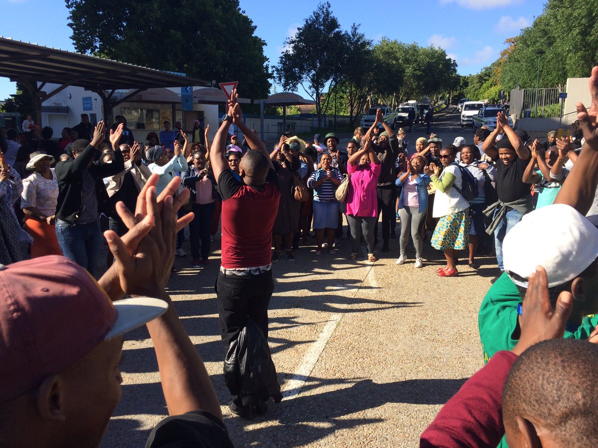 AshrafRSA's tweet photo. About 100 singing and dancing on #uct lower campus. #Fees2017 https://t.co/sp2s3vVfX6