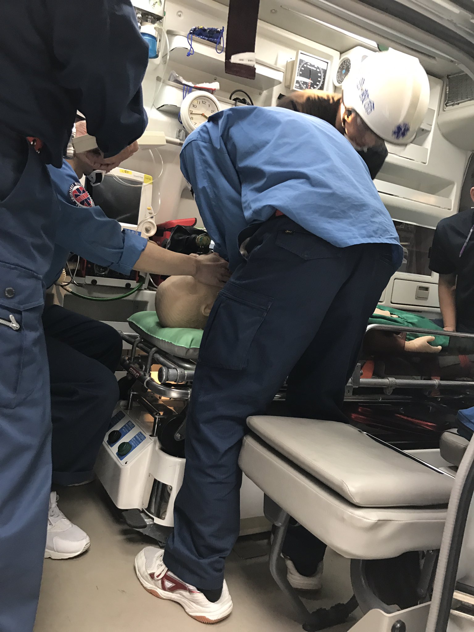 ট ইট র 吉田学園医療歯科専門学校 救急救命学科の学生が救急車を使っての実習を行っていました その頃先生方は避難訓練を行いました 吉田学園 医療歯科 救急救命士 救急車 実習 避難訓練 実践的 授業風景 かっこいい