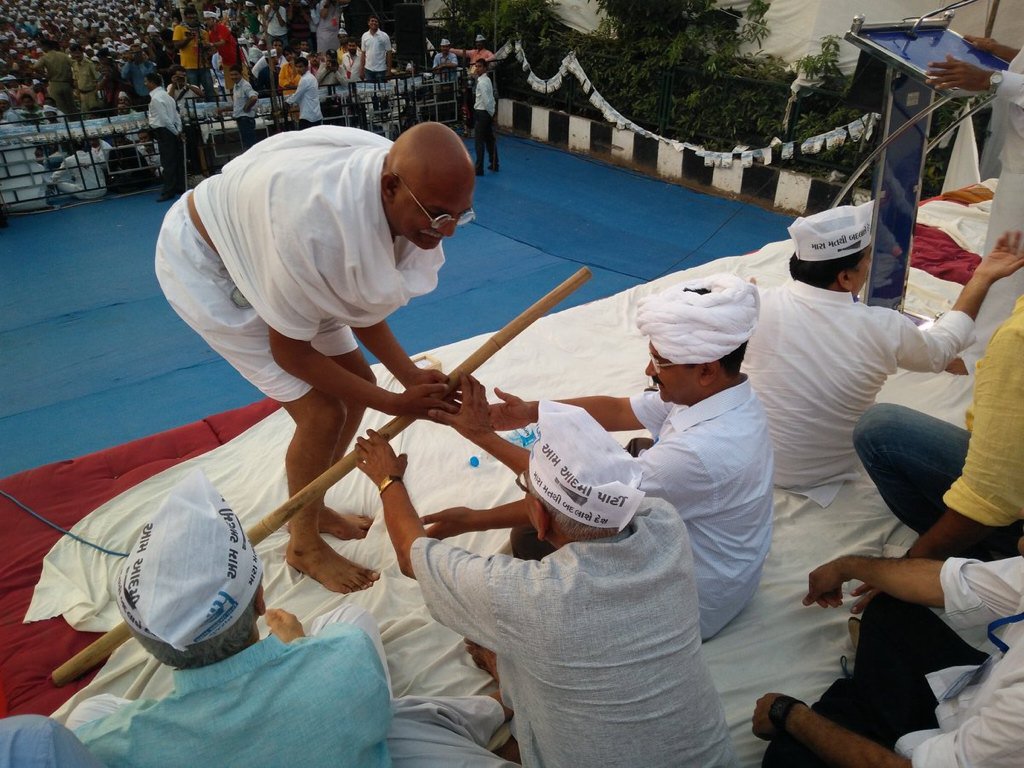 NewsRation's tweet photo. केजरीवाल के साथी ने अगर ना रोका होता तो टूट जाती गाँधी जी की अहिंसा की शपथ। 
नाराज गाँधी कल पहुँच गये थे केजरीवाल की जनसभा में। https://t.co/hwTwQl4fhf