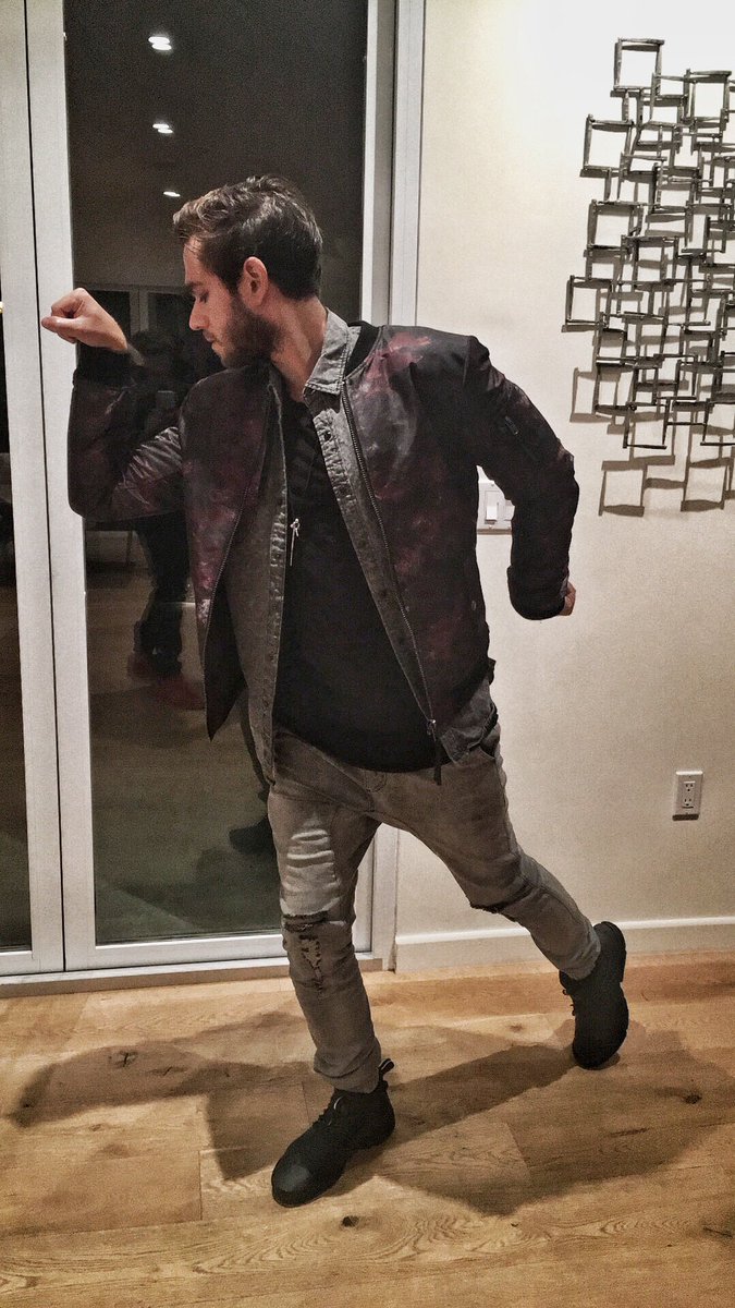 Zedd's tweet photo. Natural stance. https://t.co/ni86FZOhJJ