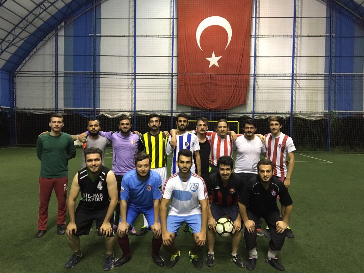 Karadeniz Teknik Üniversiteli ve Avrasya Üniversiteli Türkçüler Sağlıklı Türk Nesilleri kapsamında halı saha karşılaşması yaptı.