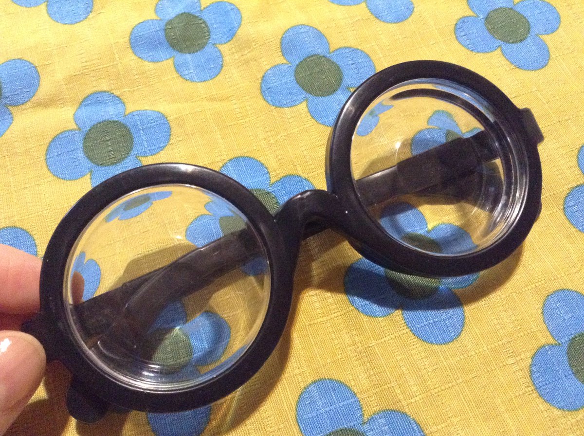 テンちゃん 天才イカレポンチ A Twitter ツイッターのみなさん いつもテンちゃんのどうでもいい話に いいねくれたり からんでくれてアリガトウ 昭和な浪人生気分になれる びんぞこメガネのせます おもしろメガネ