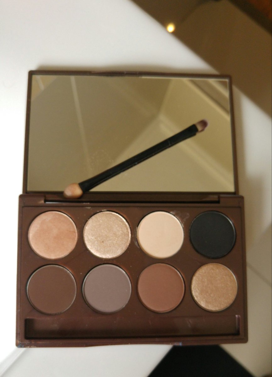 TrishaPoona's tweet photo. Im not an eyeshadow girl but boy am i enjoying playing around with this palette #lovemysorme @sormesa @MrsSAPageant https://t.co/Y5cFdQFk5M
