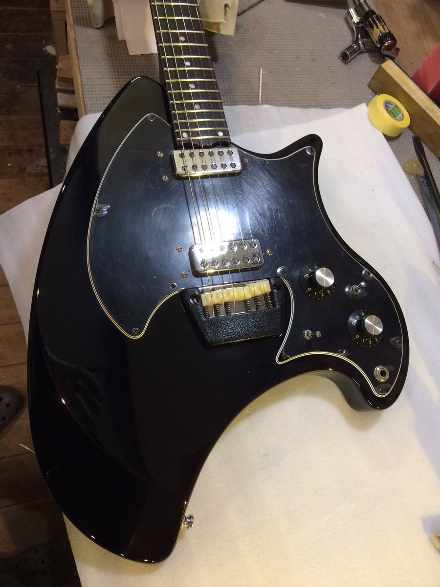 弦楽器 修理 改造 Age S Sur Twitter オベーションのエレキギター スタインバーガーのデザインで 有名なスティーブ クライン氏が デザインしたモデル 歴史的には こちらが先 すごくかっこいい バックプレートも素敵