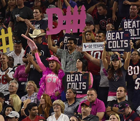 Check out the best fan photos as they watched the #Texans defeat the Colts in overtime!  📷: bit.ly/2edDL5Y https://t.co/H4IgIhcY8X